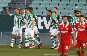 Los jugadores del Betis celebrando el gol de Canales 