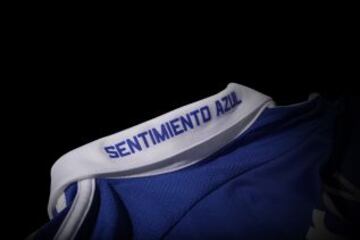 Otro de los cambios: una leyenda en el cuello.