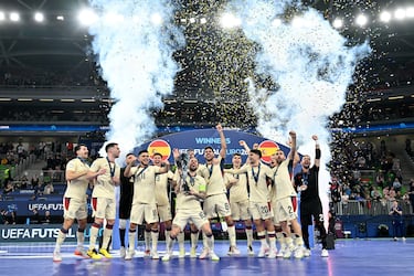 El español Mario Rivillos Plaza levanta el trofeo de la Eurocopa de Fútbol Sala de la UEFA 2026 tras la victoria de su equipo como campeón durante la final de la Eurocopa de Fútbol Sala de la UEFA 2026 entre Portugal y España.