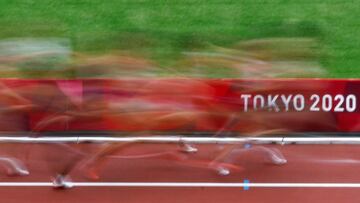 EVE4263. TOKIO (JAP&Oacute;N), 02/08/2021.- Fotograf&iacute;a a baja velocidad muestra a atletas que compiten en las rondas clasificatorias de los 1500m femeninos por los Juegos Ol&iacute;mpicos 2020, este lunes en el Estadio Ol&iacute;mpico de Tokio (Jap&oacute;n). EFE/Alberto Est&eacute;vez