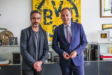 Hans-Joachim Watzke posa junto al redactor de AS durante la entrevista. 