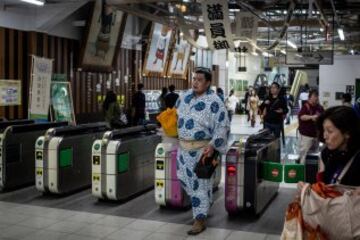 Uno de los luchadores de sumo o "rikishi" llega en metro al Gran Torneo.