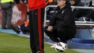 El entrenador del Athletic de Bilbao, el argentino Marcelo Bielsa sigue desde la banda el partido de su equipo ante el Getafe, correspondiente a la vigésimo octava jornada de liga de Primera División.