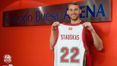 Baskonia presenta sus tres equipaciones para el nuevo curso