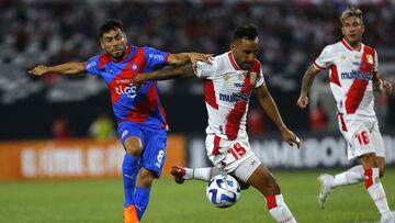 Picture released by Photosport showing Cerro Porte�o's Argentine midfielder Federico Carrizo (L) and Curico Unido's defender Ronald de la Fuente fighting for the ball during their Copa Libertadores second round first leg football match at the Monumental stadium in Santiago, on February 21, 2023. (Photo by Marcelo HERNANDEZ / PHOTOSPORT / AFP) / RESTRICTED TO EDITORIAL USE - MANDATORY CREDIT "AFP PHOTO / PHOTOSPORT / MARCELO HERNANDEZ" - NO MARKETING NO ADVERTISING CAMPAIGNS - DISTRIBUTED AS A SERVICE TO CLIENTS