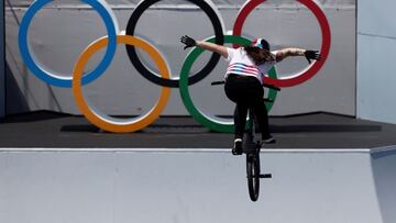 EVE4780. TOKIO (JAPÓN), 01/08/2021.- Macarena Pérez de Chile compite durante la final de park femenino de BMX freestyle por los Juegos Olímpicos 2020, este domingo en el Parque de Deportes Urbanos de Ariake en Tokio (Japón). EFE/ Kai Försterling