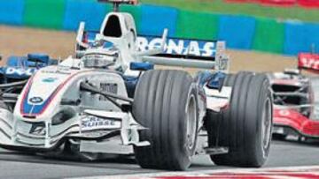 <b>VUELTA 33. </b>Ni el potente motor BMW de Heidfeld, ni la aerodinámica, ni siquiera la escasa anchura de Magny-Cours, impidieron el adelantamiento de Alonso.