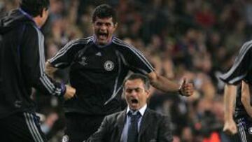 <b>CELEBRACIÓN ESPECIAL.</b> Mourinho no dudó en celebrar un gol del Chelsea en el Camp Nou de rodillas.