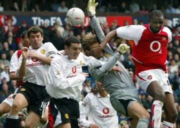 Vieira, Roy Carrol (arquero), John O'shea y Roy Keane luchan arriba un balón.