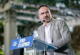 (Foto de ARCHIVO)
El alcalde de Móstoles, Manuel Bautista, interviene durante un acto de campaña del partido, en el Parque Finca Liana, a 28 de mayo de 2024, en Madrid (España). Este acto se enmarca en la campaña electoral del Partido Popular para las elecciones al Parlamento Europeo del próximo 9 de junio. Además, han celebrado el primer aniversario del 28M y de la mayoría absoluta del PP de Madrid.
A. Pérez Meca / Europa Press
28 MAYO 2024;AYUSO;ELECCIONES;PRESIDENTA;MÓSTOLES;
28/5/2024