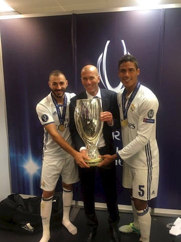 Su segundo título llegó el 9 de agosto de 2016 tras ganar la Supercopa de Europa al Sevilla. En la foto, Benzema, Zidane y Varane. 
 
