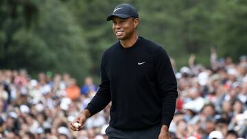 Tiger Woods reacciona tras el noveno hoyo en el ZOZO Championship en el Accordia Golf Narashino Country Club de Inzai, Chiba, Japón.