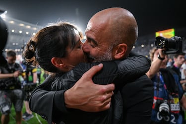 El entrenador del Manchester City se separó de su mujer tras más de 30 años de relación y tres hijos en común, un proceso que se hizo público en enero de 2025. La separación, que al parecer se dio de manera amistosa y meditada, se habría visto influenciada por la distancia geográfica causada por la carrera de él y, posiblemente, por la renovación de Guardiola con el Manchester City hasta 2027.