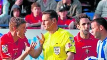 <b>LUCHA. </b>Goitia despeja ante Pandiani, Baha y Nacho.