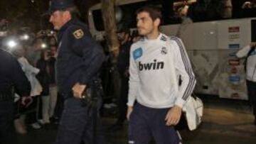 Un centenar de personas reciben al Real Madrid en Sevilla