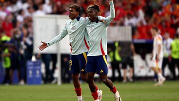 Lamine y Nico celebran después de la victoria ante Alemania.