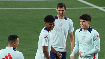 LAS ROZAS (CA MADRID), 23/03/2024.- Los jugadores de la selección española de fútbol GErard Moreno (c), Cubarsí (d) y Lamine Yamal (i) durante el entrenamiento llevado a cabo este sábado en la Ciudad Deportiva de Las Rozas, tras el partido amistoso que disputaron ayer ante Colombia en Londres EFE/ Kiko Huesca
