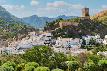 Cazorla, abrigado por el Peñón de los Halcones, a sus espaldas, y vigilada por El Castillo de la Yedra, levantado durante la época andalusí, y decorada por las ruinas de la renacentista iglesia de Santa María, es un pueblo que mira hacia un mar de olivos mientras invita a adentrase en el parque natural de las Sierras de Cazorla, Segura y Las Villas. Un verdadero deleite para los sentidos que convierte a la localidad jienense en un destino irrenunciable.