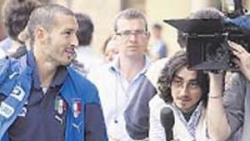 Gianluca Zambrotta paseando con la selección italiana.