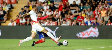 0-6. Álvaro Morata pugna con Florian Lejeune y consigue rematar cruzando al segundo palo de la portería de Stole Dimitrievski. El delantero rojoblanco anota el sexto del Atlético y segundo en su cuenta particular.