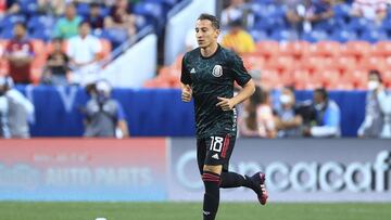 Andr&eacute;s Guardado en el calentamiento previo a un partido del Tri