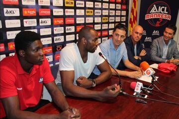 Ibaka, junto a Romaric Belemene y directivos del Manresa.