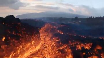 El increíble vídeo con dron del volcán de La Palma que arrasa: vuelo casi a ras del río de lava