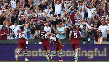 Soccer Football - Premier League - West Ham United v Chelsea - London Stadium, London, Britain - August 20, 2023 West Ham United's Lucas Paqueta celebrates scoring their third goal with Pablo Fornals, Tomas Soucek and Vladimir Coufal Action Images via Reuters/Matthew Childs EDITORIAL USE ONLY. No use with unauthorized audio, video, data, fixture lists, club/league logos or 'live' services. Online in-match use limited to 75 images, no video emulation. No use in betting, games or single club /league/player publications. Please contact your account representative for further details.