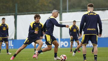 Entrenamiento Deportivo de La Coruña. Salva Sevilla junto a Barcia.