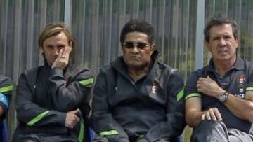 La leyenda del fútbol portugués presencia uno de los entrenamientos de la Selección lusa.