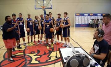 Los jugadores de la selección española, pasaron un buen rato, durante la grabación de un videoclip, para la canción oficial del Mundial de baloncesto, compuesta por el productor musical Carlos Jean