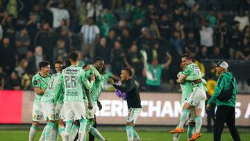 Los Angeles (United States), 05/06/2023.- Club Leon players celebrate after defeating Los Angeles FC during a Scotiabank Concacaf Champions League (SCCL) match at BMO Stadium in Los Angeles, California, USA, 04 June 2023. (Liga de Campeones, Estados Unidos) EFE/EPA/ALISSON DINNER
