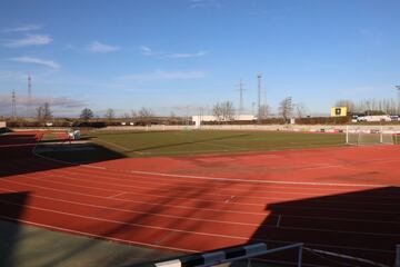 Unlike some grounds in the Second Division B, the pitch at Las Pistas has a natural playing surface