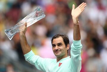 El pasado año, el Masters de Miami cambió de escenario. Después de 32 ediciones dijo adiós a Crandon Park y se trasladó al Hard Rock Stadium, hogar de los Miami Dolphins. En el estreno de tal imponente escenario, fue Federer quien salió victorioso. Se enfrentó en la final a John Isner, jugando a domicilio contra el defensor del título, a quien no hizo ninguna concesión: 6-1 y 6-4. No pudo haber mejor resultado para el suizo en su 50ª final de Masters 1.000, y se convirtió además en el ganador más longevo de la historia del torneo con 37 años y 235 días.