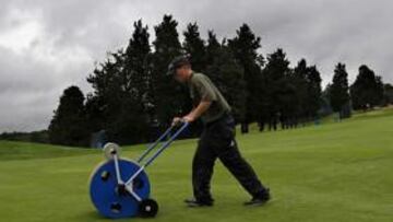 <b>LA LLUVIA, PROTAGONISTA.</b> Los operacios se afanan por recoger la gran cantidad de agua caída sobre el campo y que ha obligado a suspender la última jornada del US Open.