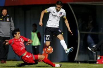 Futbol, Nublense vs Colo Colo.
Copa Chile 2016.
El jugador de Colo Colo Camilo Rodriguez, centro, disputa el balon con Piero Campos de Nublense durante el partido de Copa Chile en el estadio Nelson Oyarzun de Chillan, Chile.
09/07/2016
Andres Pina/Photosport**************