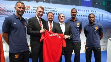 Los jugadores del Manchester United posan en 2017 con una camiseta con el nombre de la aerol&iacute;nea rusa Aeroflot.