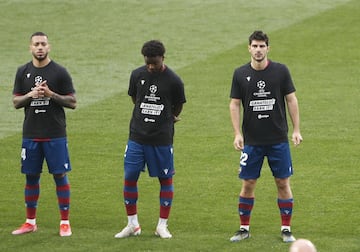 Los jugadores del Levante saltaron al terreno de juego antes del partido contra el Sevilla, con camisetas contra la Superliga