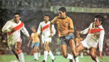 En semifinales de Copa América 1975, que se jugó sin sede fija, Perú sorprendió a Brasil y ganó 3-1 en Belo Horizonte. El 30 de septiembre de ese año, Enrique Casaretto (2) y Teófilo Cubillas, con un tiro libre, marcaron los goles peruanos. Ese año, la selección de la banda roja levantó la copa.