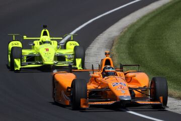 El español Fernando Alonso participa en la última sesión de entrenamientos de las 500 Millas de Indianápolis