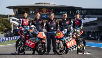 Teo Mart&iacute;n, en el centro, junto a los pilotos y sus socios del MT Helmets-MSI.