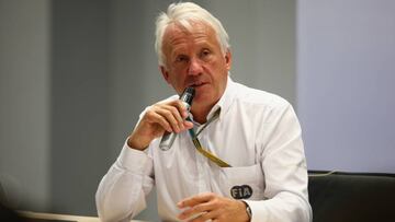 Charlie Whiting atendiendo a los medios de comunicación.