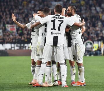 Turin (Italy), 29/09/2018.- Juventus' players celebrate the 3-1 goal during the Italian Serie A soccer match between Juventus FC and SSC Napoli at Allianz Stadium in Turin, Italy, 29 September 2018. (Italia) EFE/EPA/ANDREA DI MARCO