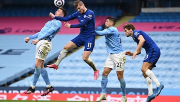 Aymeric Laporte disputa un bal&oacute;n a&eacute;reo a Timo Werner. Joao Cancelo y Marcos Alonso, tambi&eacute;n van al salto.