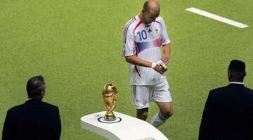Zidane en la final del Mundial de 2006 tocó la copa y la perdió.