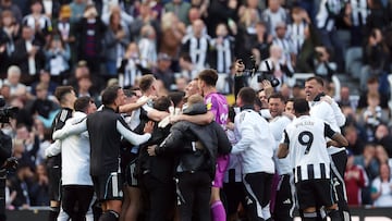 Soccer Football - Premier League - Newcastle United v Everton - St James' Park, Newcastle, Britain - May 25, 2025 Newcastle United players celebrate qualifying for the Champions League after the match Action Images via Reuters/Lee Smith EDITORIAL USE ONLY. NO USE WITH UNAUTHORIZED AUDIO, VIDEO, DATA, FIXTURE LISTS, CLUB/LEAGUE LOGOS OR 'LIVE' SERVICES. ONLINE IN-MATCH USE LIMITED TO 120 IMAGES, NO VIDEO EMULATION. NO USE IN BETTING, GAMES OR SINGLE CLUB/LEAGUE/PLAYER PUBLICATIONS. PLEASE CONTACT YOUR ACCOUNT REPRESENTATIVE FOR FURTHER DETAILS..