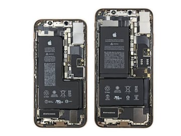 A la izquierda la bater&iacute;a en forma de L del iPhone Xs, a la derecha la doble bater&iacute;a del iPhone Xs Max