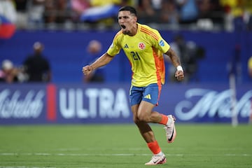 El lateral derecho ha disputado 1.563 minutos en 19 partidos con la Selección Colombia bajo el mando de Néstor Lorenzo. Además ha anotado tres goles y ha realizado tres asistencias. 