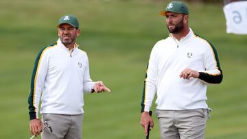 Los golfistas espa&ntilde;oles Sergio Garcia y Jon Rahm, durante un entrenamiento para la Ryder Cup en el campo de Whistling Straits en Kohler, Wisconsin.