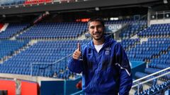 Paris (France), 16/09/2022.- Paris Saint-Germain's (PSG) new Spanish midfielder Carlos Soler poses during his presentation as new player of the French Ligue 1 soccer club at Parc des Princes in Paris, France, 16 September 2022. The Spanish international left Valencia FC in September to join PSG. (Francia) EFE/EPA/TERESA SUAREZ
